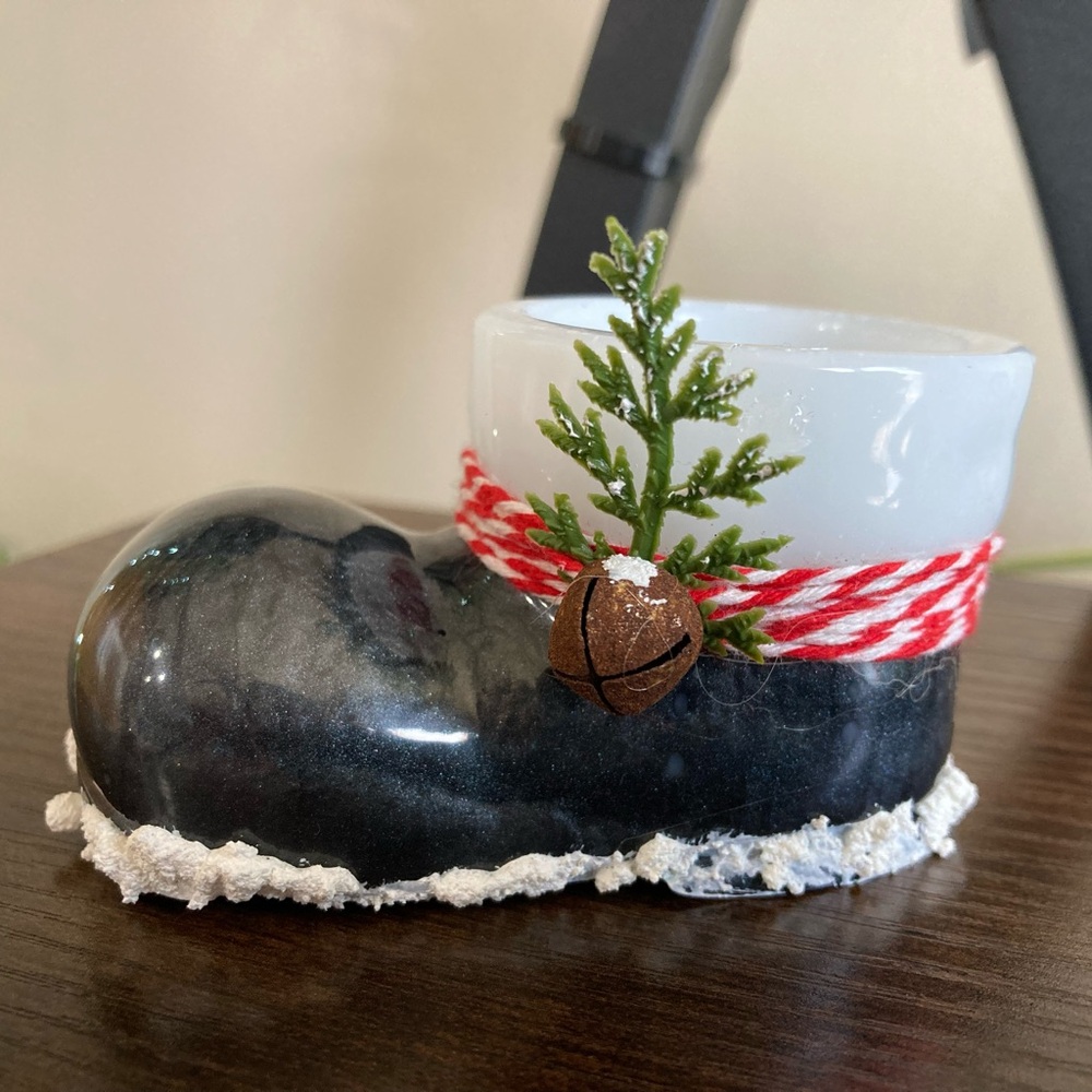 Santa’s Black Boot Tealight Holder with Cedar and Rusty Bell